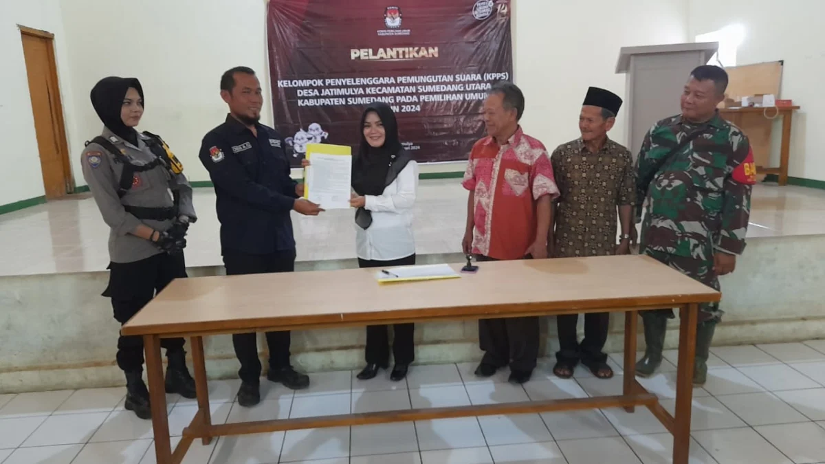 APRESIASI: Ketua PPS Jatimulya, Deni Abdul Gani menyerahkan piagam integritas kepada salah seorang anggota KPPS, disaksikan Kepala Desa Jatimulya, Entis Sutisna serta Ketua BPD, Babinsa dan Bhabinkamtibmas, pada acara pelantikan anggota KPPS di Desa Jatimulya beberapa waktu yang lalu.