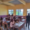 PELAJAR: Siswa saat melakukan kegiatan di SDN Pasirhuni Desa Pasirnananjung Kecamatan Cimanggung yang sedang mengalami kendala serius terkait dua ruang kelas bocor.