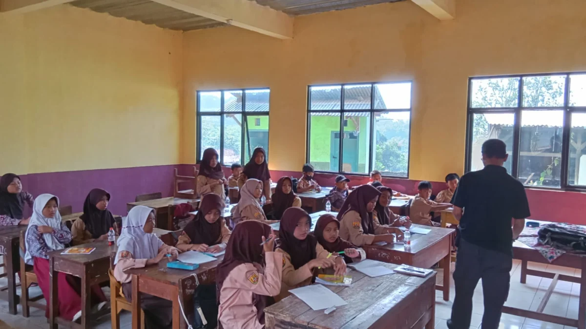 PELAJAR: Siswa saat melakukan kegiatan di SDN Pasirhuni Desa Pasirnananjung Kecamatan Cimanggung yang sedang mengalami kendala serius terkait dua ruang kelas bocor.