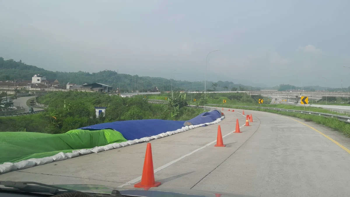 HINDARI: Rambu kerucut pembatas bahu jalan yang amblas di ruas jalan Tol Cisumdawu.