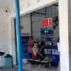 ANTRE: Sejumlah ibu-ibu menunggu giliran panggilan di salah satu tempat gadai yang berlokasi di Jalan Angkrek,