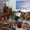 Ketua PWI Kabupaten Sumedang, Ade Hadeli memebrikan sambutan di depan unsur Forkopimda, baru-baru ini.