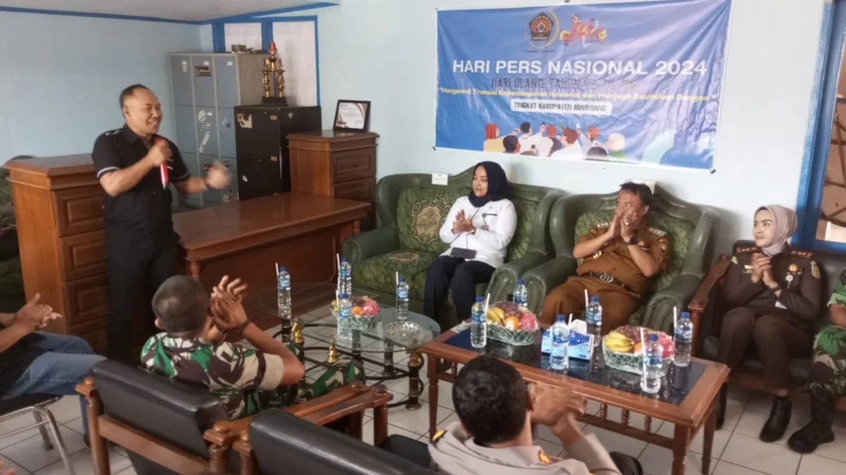 Ketua PWI Kabupaten Sumedang, Ade Hadeli memebrikan sambutan di depan unsur Forkopimda, baru-baru ini.