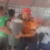 BERIKAN: Jajaran Baznas Sumedang saat memberikan bantuan bagi warga terdampak banjir di Ujungjaya, kemarin.