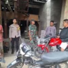 PANTAU: Babinsa Koramil 1002 Cimalaka Kodim 0610 Sumedang, Sertu Cecep Rahmat bersama Bhabinkamtibmas sedang b