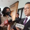 TANGGAPI: Anies, yang diusung sebagai calon presiden 2024 oleh Partai NasDem menghadiri sidang promosi Doktor