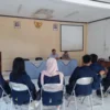 KOMPAK: Lurah Regolwetan, Yopi Purwa Nugraha saat memberikan arahan kepada mahasiswa KKNT dari Unnur dan Unibi