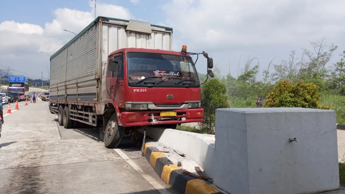 OLENG: Bangkai truk sesaat setelah terjadinya kecelakaan di Jalan Tol Cisumdawu, kemarin.