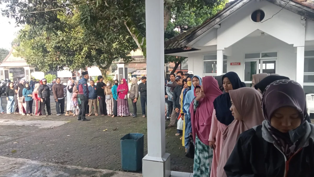 ANTUSIAS: Warga saat mengantre pada operasi pasar yang digelar oleh Perum Bulog Kantor Cabang Sumedang bekerj