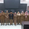 KOMPAK: Pegawai Sekretariat DPRD Kabupaten Sumedang foto bersama usai Taklim Aparatur, kemarin.