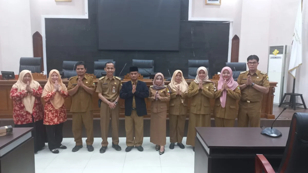 KOMPAK: Pegawai Sekretariat DPRD Kabupaten Sumedang foto bersama usai Taklim Aparatur, kemarin.