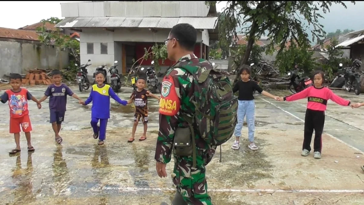 ANTUSIAS: Anggota TNI saat memberikan trauma healing kepada anak-anak korban bencana angin puting beliung, bar