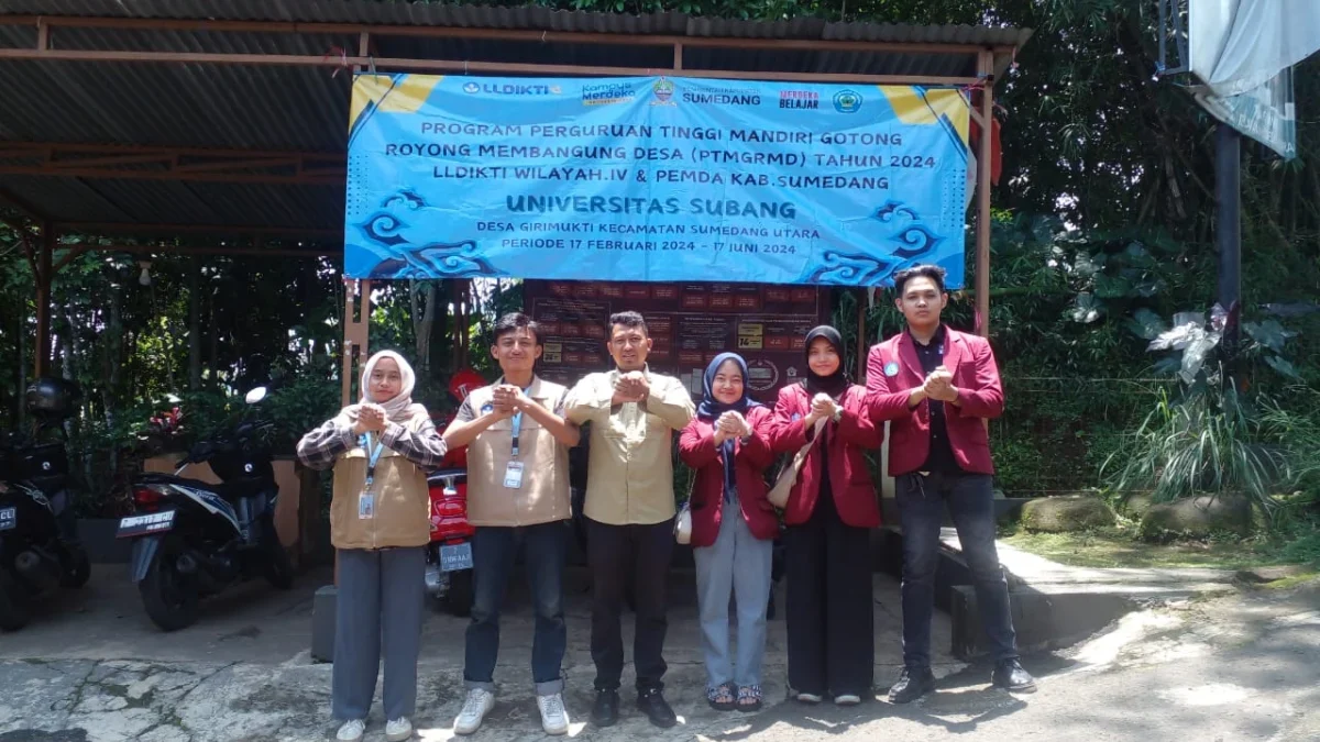 OPTIMIS: Kesra Desa Girimukti, Friedman Salik saat bersama rombongan mahasiswa KKNT Universitas Subang dan Uni