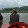 SPOT MANCING: Beberapa warga saat hendak memancing di kawasan Bendungan Cipanas, baru-baru ini.