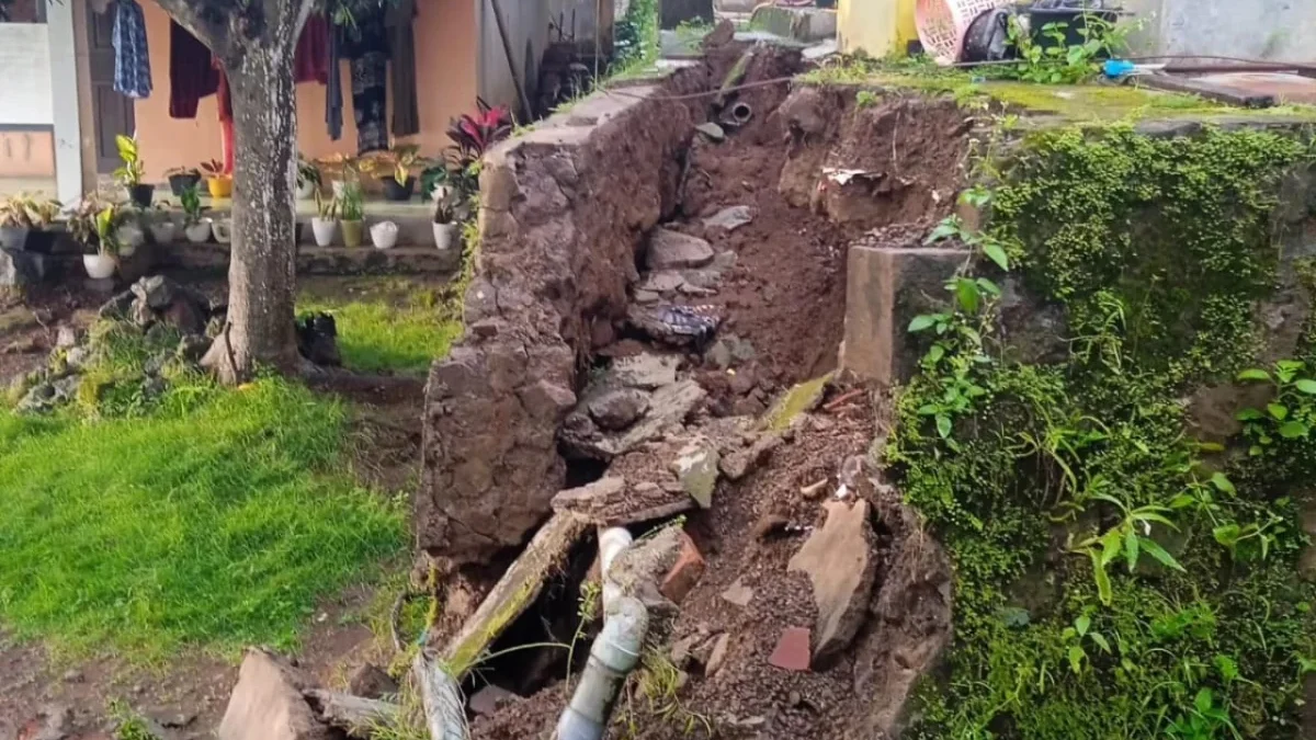 TERKENA: Forkopimcam Paseh saat meninjau lokasi longsor di Dusun Babakan Kondang dan Babakan Sidaraja Desa Bon