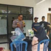 TERTIB: Bhabinkamtibmas Desa Pasirnanjung, Bripka M Gian Pratama dari Polsek Cimanggung saat memantau pelaksa