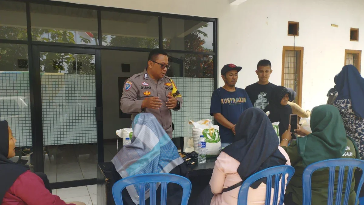 TERTIB: Bhabinkamtibmas Desa Pasirnanjung, Bripka M Gian Pratama dari Polsek Cimanggung saat memantau pelaksa