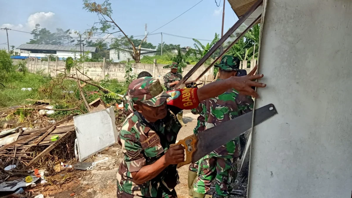 AKTIF: Babinsa Desa Mangunarga Koramil Cimanggung, Sertu Maman Rosadi, saat memperbaiki mushola yang rusak aki