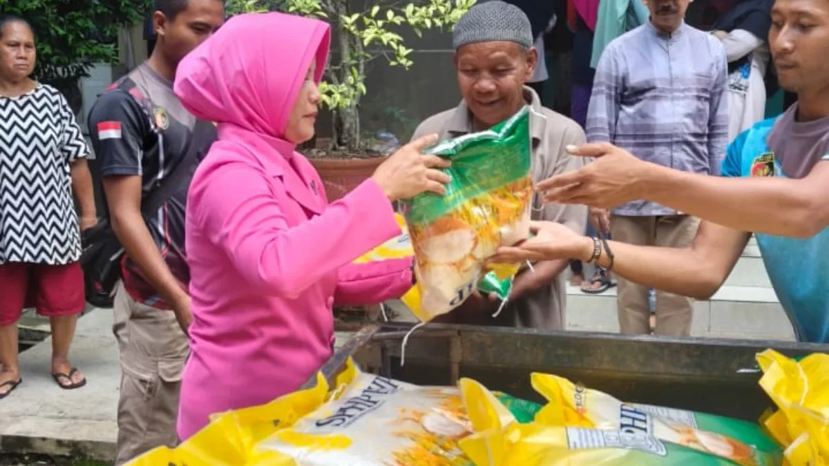 RAMAI: Warga saat mengantre untuk mendapatkan beras murah dalam kegiatan bazar beras murah di Lingkungan Mako