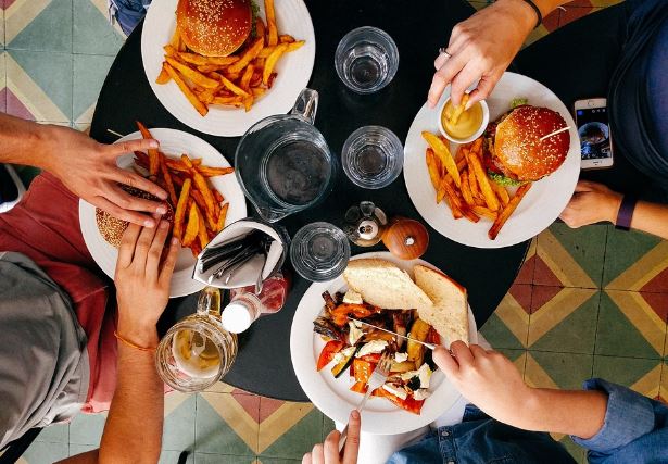 Mengapa Hampir Setengah Orang Indonesia Cenderung Melibatkan Emotional Eating Ketika Sedang Emosi dan Stres?
