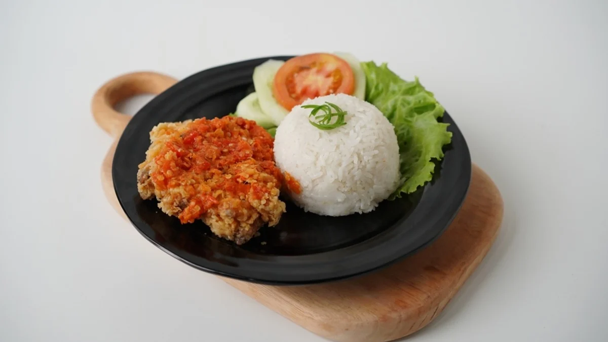 Ayam Geprek Foto ; shutterstock