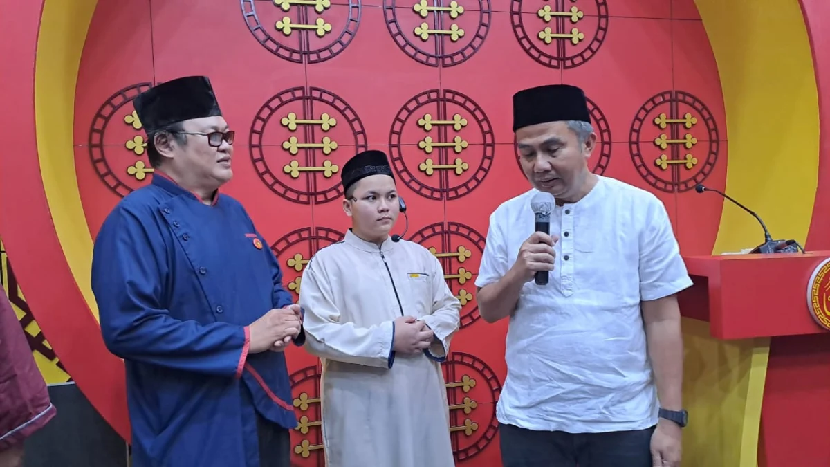 Bey Machmudin Beri Kejutan Tarawih di Masjid Lautze 2 Bandung