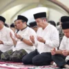 Tarawih Keliling di Pusdai, Bey Serahkan Santunan kepada Duafa dan Marbut