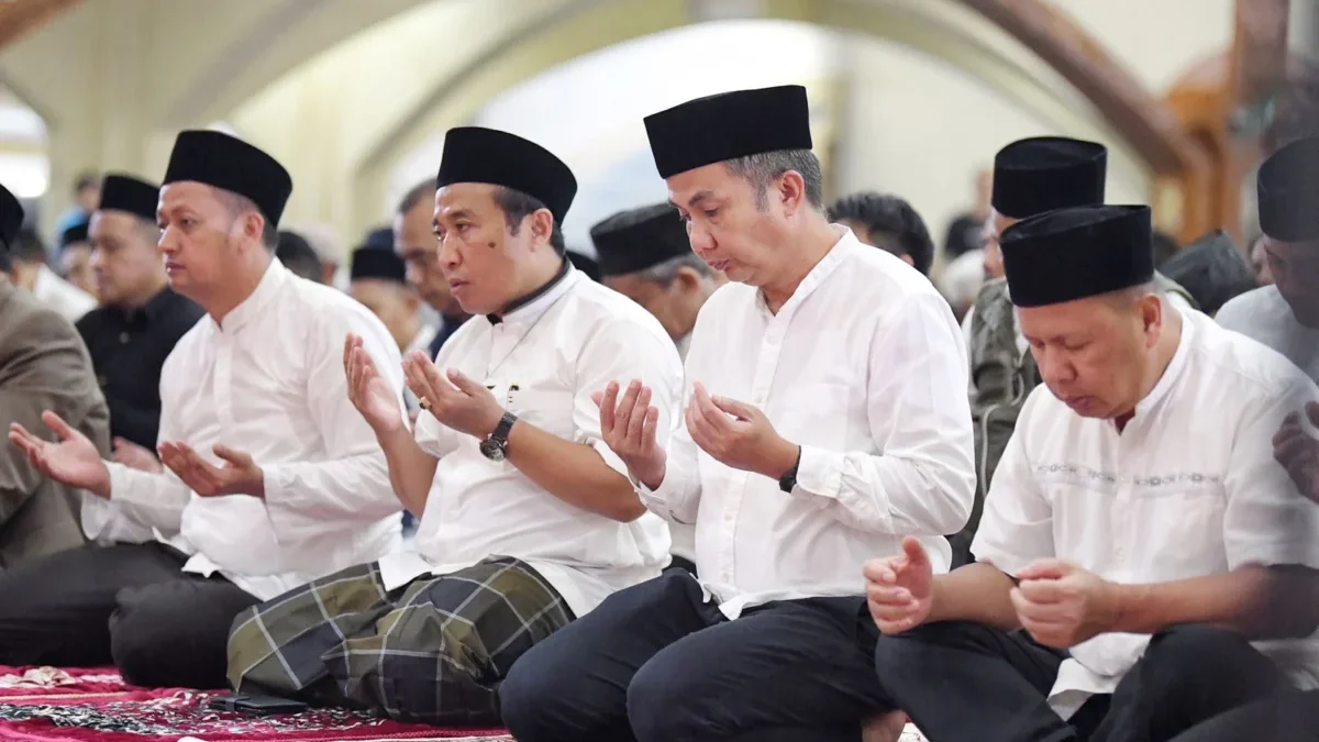 Tarawih Keliling di Pusdai, Bey Serahkan Santunan kepada Duafa dan Marbut