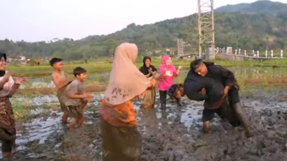 Seni Benjang Leutak, Foto : Tangkapan Layar YouTube : Trans TV