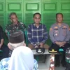 BERIKAN BANTUAN: Forkopimcam Ujungjaya didampingi Kepala Desa Cipelang saat memberikan bantuan kepada warga ya