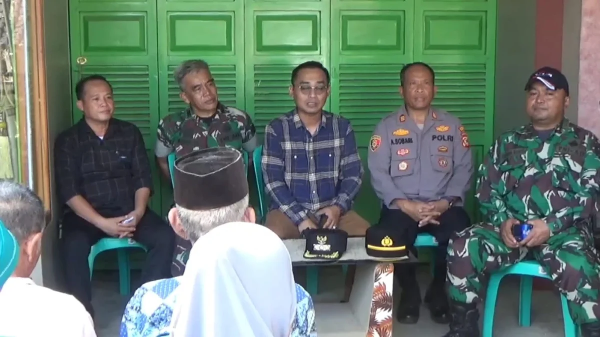 BERIKAN BANTUAN: Forkopimcam Ujungjaya didampingi Kepala Desa Cipelang saat memberikan bantuan kepada warga ya