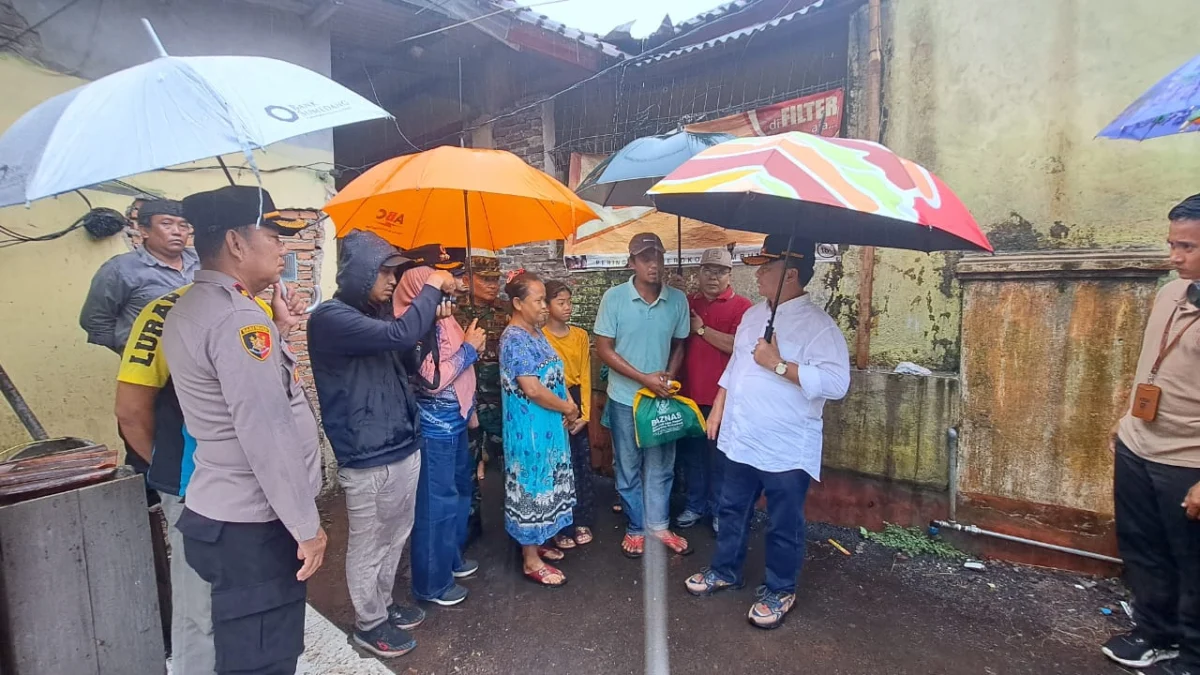 RUSAK: Pj Bupati Sumedang, Herman Suryatman saat meninjau lokasi longsor di Lingkungan Darangdan RT 06 RW 08 K