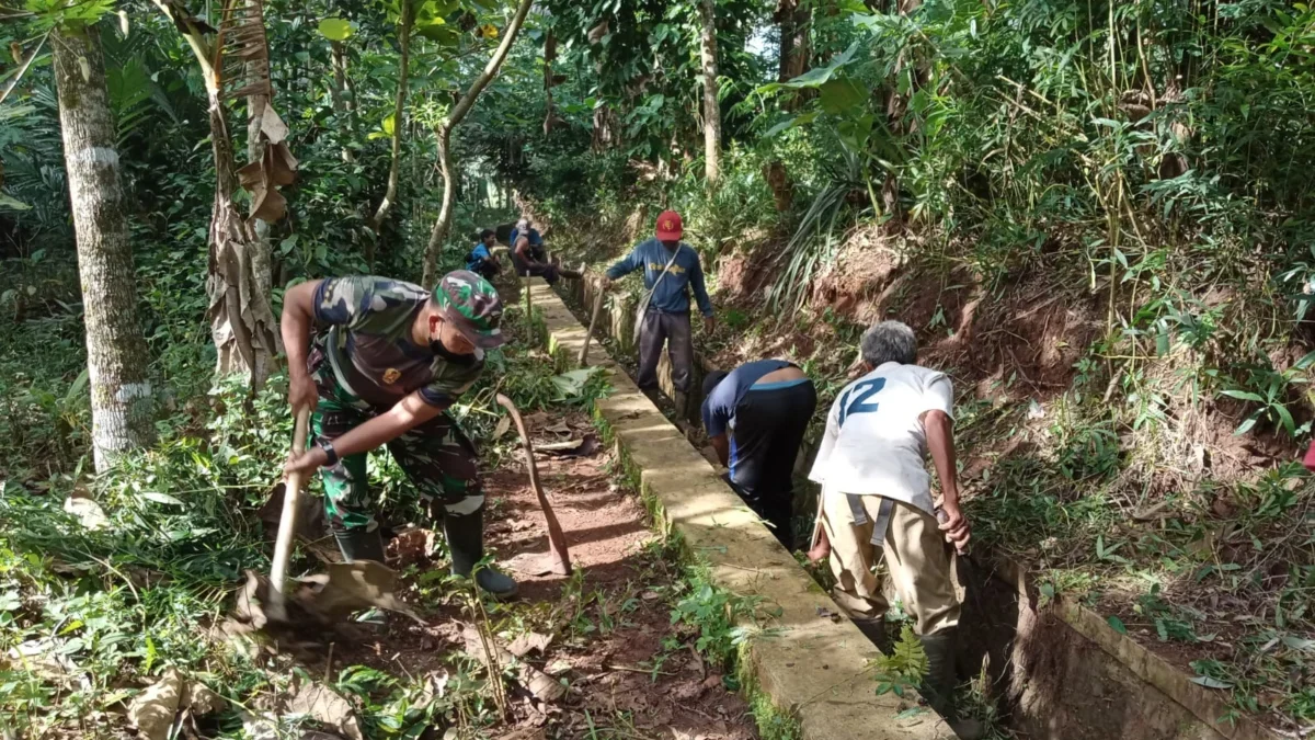 BEJIBAKU: Babinsa Desa Cibubuan, Serka Asep Sutiana, Kepala Dusun Cibapa BP Agus, Ketua RW, BP Wawan, para RT