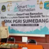 OPTIMIS: Kepala SMK PGRI 1 Sumedang, Mumuh Muksin Riyadi SPd. Saat memberikan penjelasan kepada Sumeks terkait