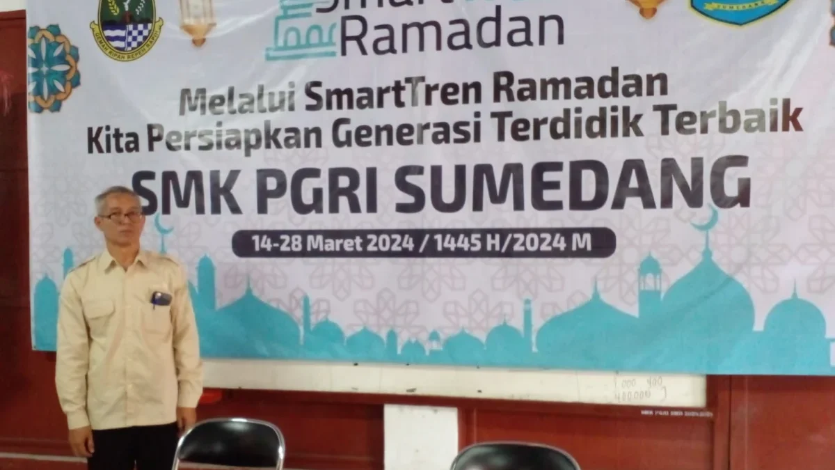 OPTIMIS: Kepala SMK PGRI 1 Sumedang, Mumuh Muksin Riyadi SPd. Saat memberikan penjelasan kepada Sumeks terkait