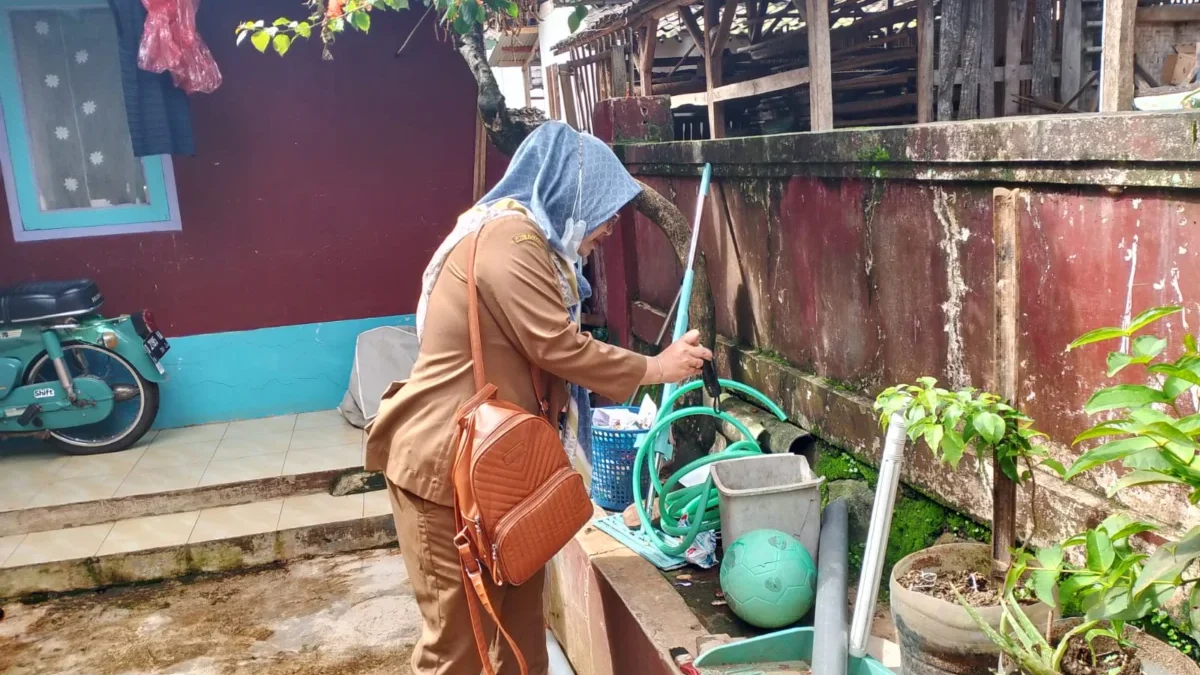 TURUN TANGGAN: Petugas kesehatan dari UPTD Puskesmas Cimanggung langsung turun ke lapangan untuk melakukan sos