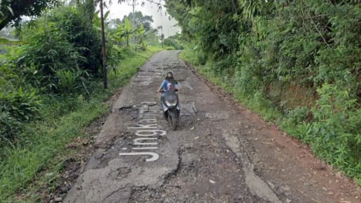 BAHAYA: Pemotor saat melintasi jalan rusak di Jalan Pasirhuni – Jingkang Kecamatan Tanjungmedar, baru-baru ini