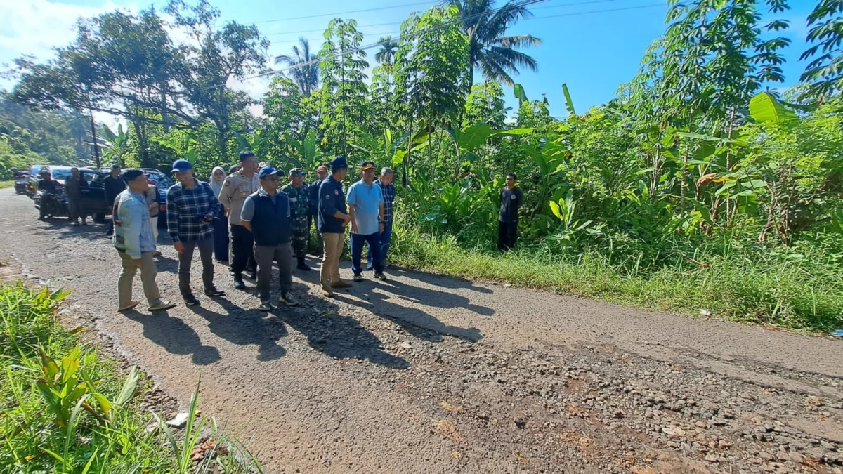 WASWAS: Pj Bupati Sumedang Herman Suryatman saat memantau jalan yang rusak di Jalan Jatigede-Tolengas, baru-ba