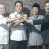 SEMANGAT: Ketua Apdesi Kabupaten Sumedang, Welly Sanjaya SP (kedua dari kiri), bersama Forum Desa Bersatu dala