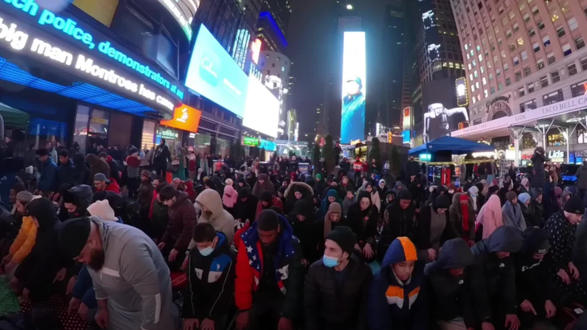 Ramadan di Times Square Shalat Terawih dan Solidaritas Dukung Palestine di Tengah Keramaian Kota