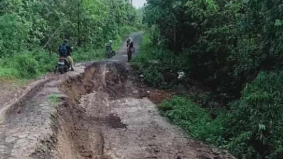 BAHAYA: Pemotor saat melintasi jalan di Blok Gobras Nata, Desa Ungkal Kecamatan Conggeang yang kembali mengala