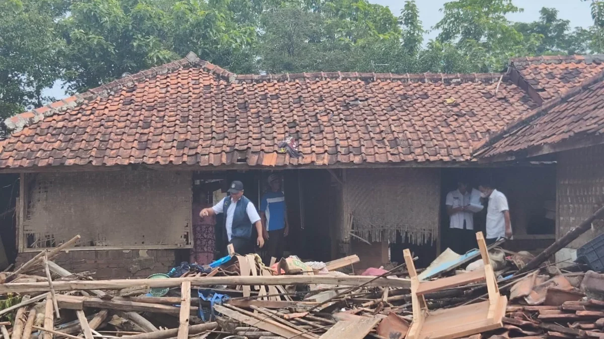 BERSIHKAN: Warga beserta pemerintah terkait saat membersihkan sisa-sisa banjir di Dusun Leuwi Awi beberapa wak