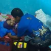 BANTU: Salah satu warga saat membantu Ene (101) membereskan rumahnya di warga Lingkungan Dano, Kelurahan Kotak