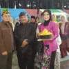 BANGGA: Lungguh Puri Pramswari SPd MPd (kanan) bersama Wakil Direktur II UPI Kampus Sumedang, Dr Maulana SPd