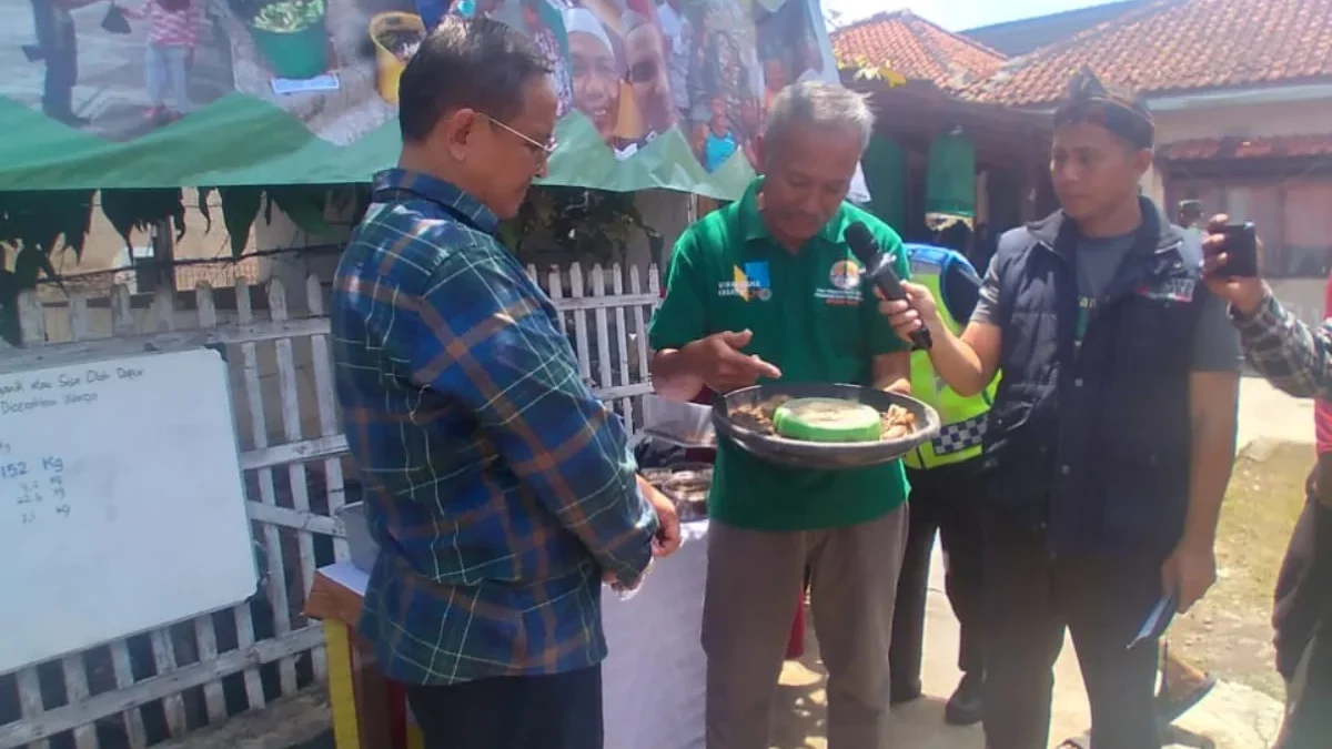 PEDULI LINGKUNGAN: Peresmian Rumah Edukasi Maggot di Yayasan Tigabe, Kelurahan Rancaekek Kencana, pada Hari Pe