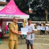 SERAHKAN: Kepala SMAN 1 Conggeang Anggi Indra G saat menyerahkan tropi kepada juara turnamen bolavoli, baru-ba