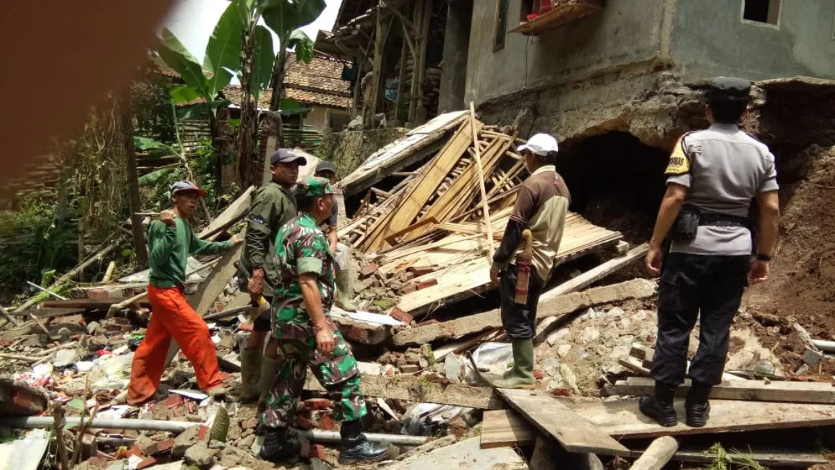 RUSAK PARAH: Bhabinkamtibmas Desa Sindulang Polsek Cimanggung Bripka Ekih Mintara beserta Babinsa Pelda Mampan