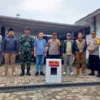 FOTO BERSAMA: Jajaran KPU Sumedang, Bawaslu dan unsur lainnya melakukan foto bersama, baru-baru ini.