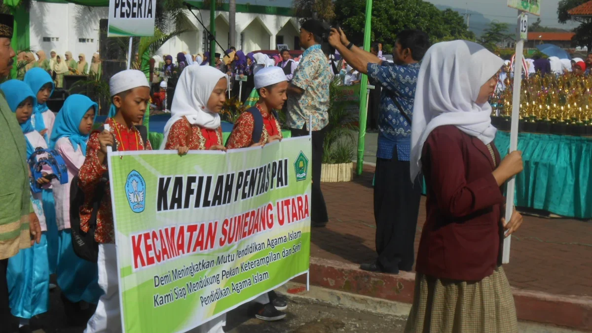 BERSIAP: Para peserta lomba saat menuju lokasi Pentas Keterampilan dan Seni Pendidikan Agama Islam Sekolah Das