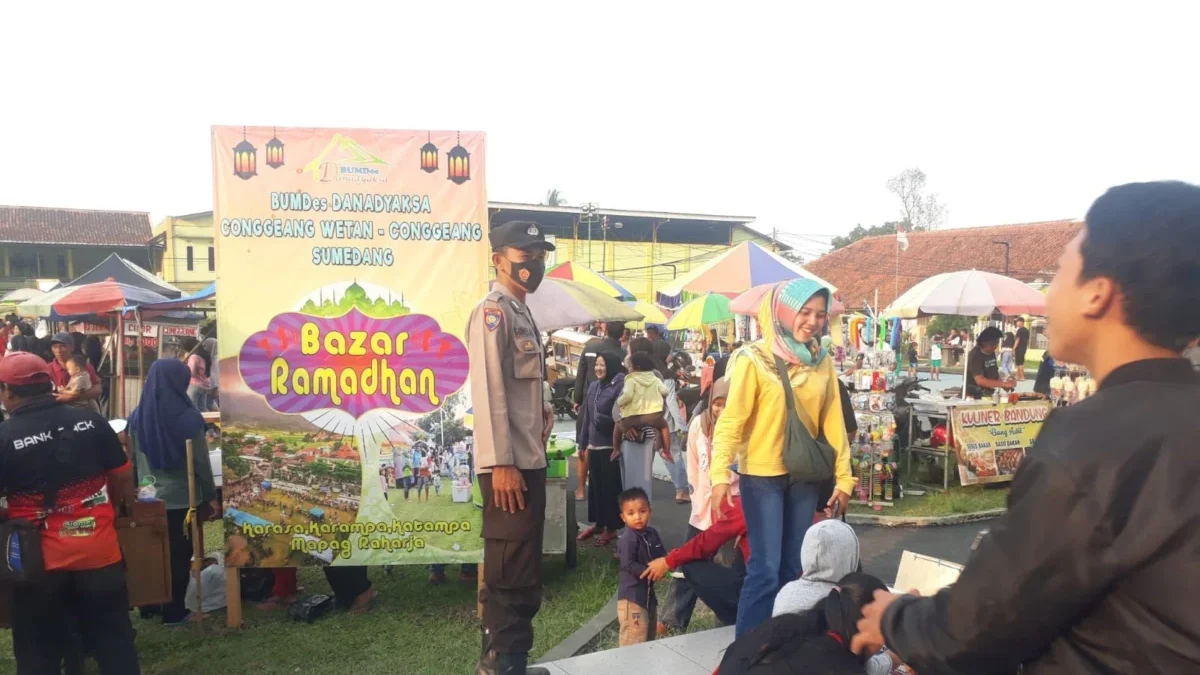 RAMAI: Para pembeli dan pedagang saat bertransaksi kuliner berbuka puasa di Alun-alun Conggeang, kemarin.